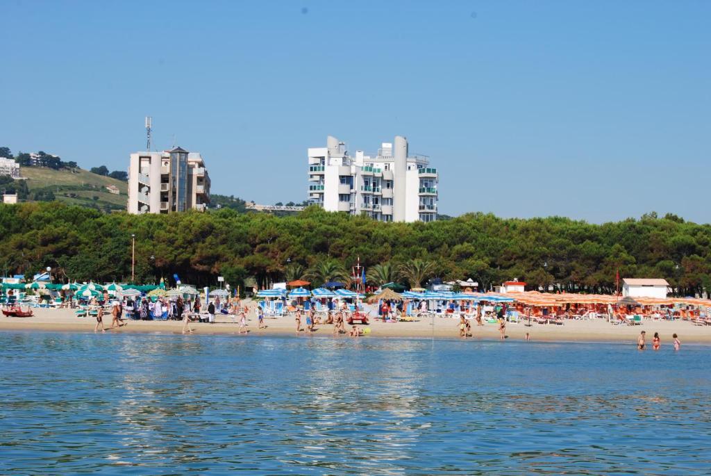 Hotel Meripol Alba Adriatica Exterior photo